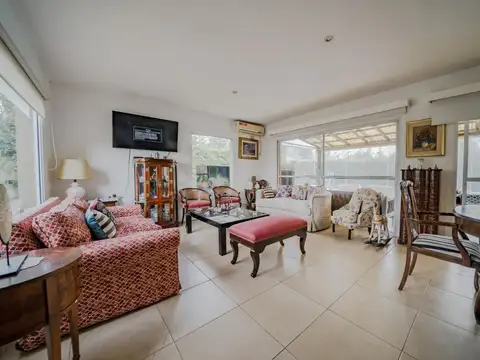 Casa en Alquiler con 3 cocheras