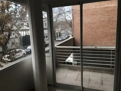 Departamento  de un dormitorio, amplio balcon al frente. +  Cochera