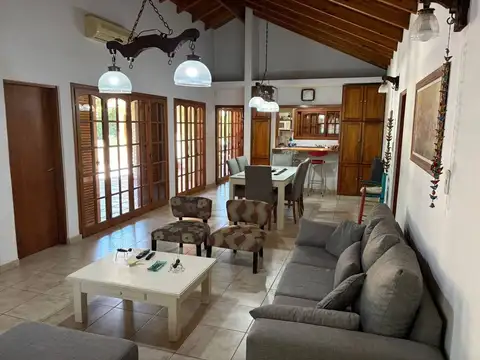 Casa 4 ambientes con 5 baños