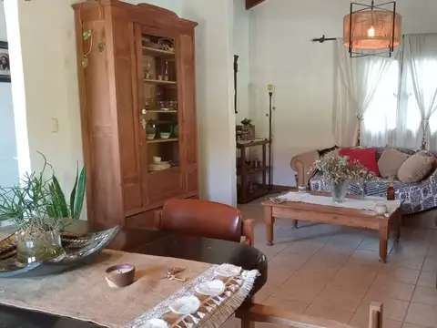 Casa 7 ambientes con 2 baños
