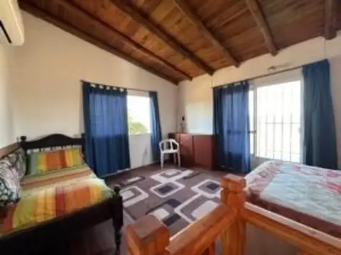 CASA EN ESQUINA, unica en la manzana!