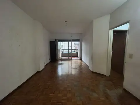 DEPTO 2 AMB AL FRENTE CON BALCON Y PATIO.