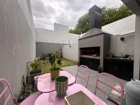 VENTA DE CASA 5 AMBIENTES EN OLIVOS PATIO PARRILLA