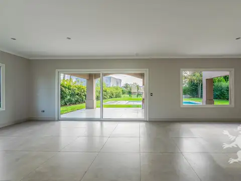 Casa en Venta con 8 cocheras