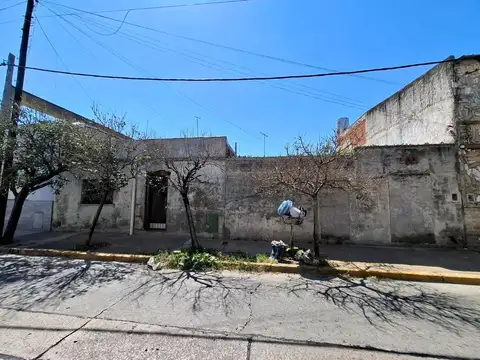 CASA DE 3 AMB PATIO SOBRE LOTE 15,63 FRENTE X 10,52 FONDO
