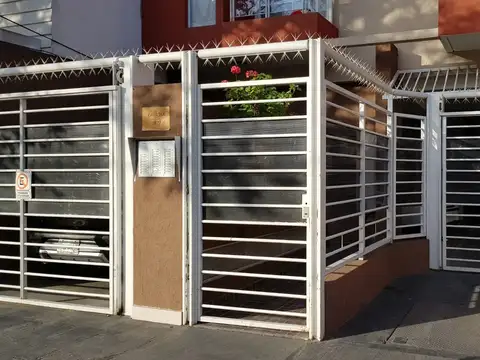 EXCELENTE DEPARTAMENTO 2 AMBIENTES CON COCHERA FIJA Y CUBIERTA  