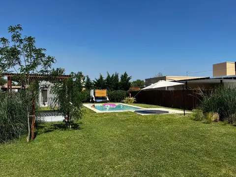 Lote en venta en Las Tardes con piscina y mejoras