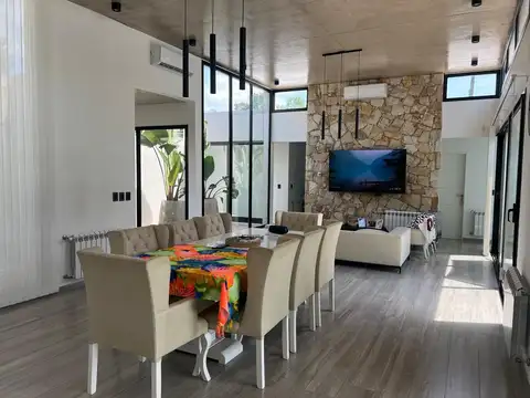 Casa 5 ambientes con 2 baños
