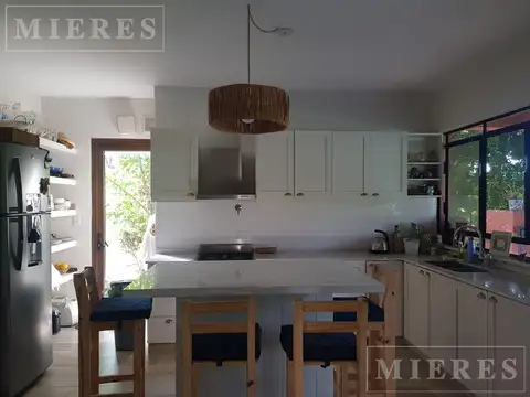 Casa en Alquiler con 3 cocheras