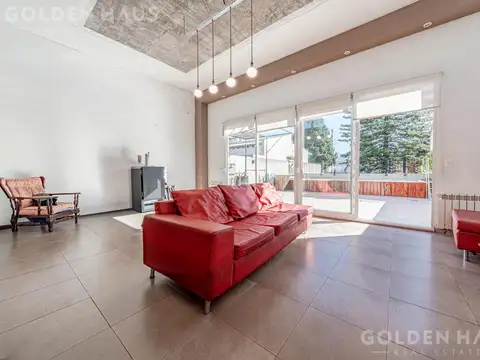Casa con pileta + planta baja de cochera