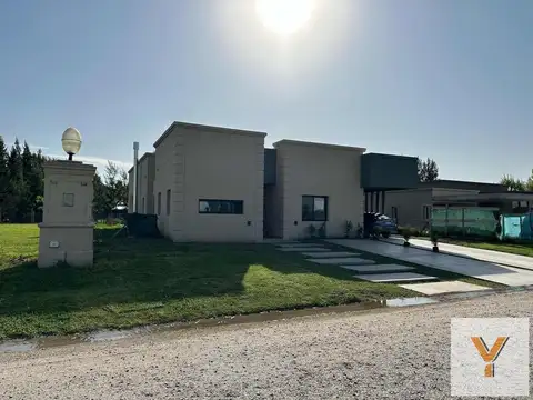 Casa en venta - 4 Dormitorios 4 Baños - Cochera - 800Mts2 - Lagos de San Eliseo, Presidente Perón