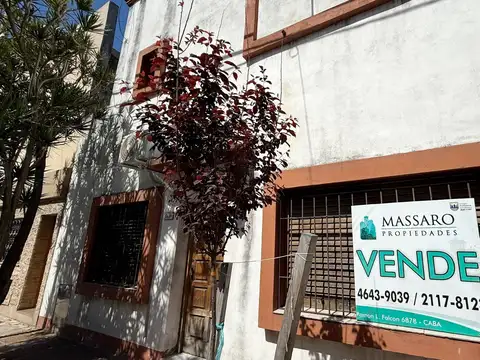 Casa sobre lote propio, 3 ambientes en dos plantas, Liniers.