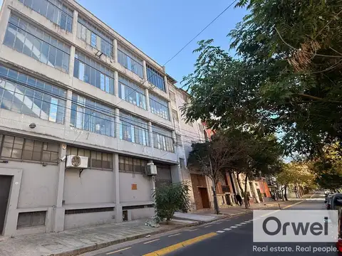 Depósito en Venta 3 Plantas con Montacargas. Almagro