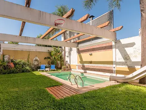 Casa en Venta con 2 cocheras