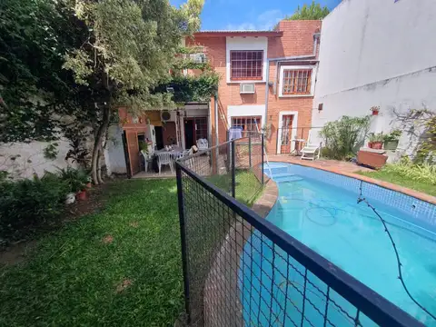Hermosa casa en Martinez, con 263m2 de lote y226 m2 Cub. 3 Dorm Dep. Entre Av Libertador y Vias