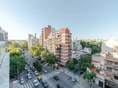 Luminosa oficina en venta, semi piso alto, en Caballito, cerca de todo.