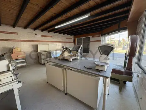 Dos locales en esquina + depósito + cochera + terraza - Piñeyro, Avellaneda