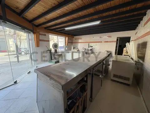 Dos locales en esquina + depósito + cochera + terraza - Piñeyro, Avellaneda
