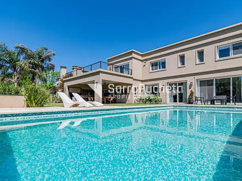 Venta Casa 5 ambientes con amplio jardin y piscina en Terravista.