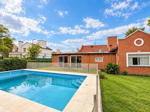 Casa en Alquiler con 6 cocheras