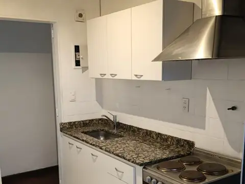 3 AMBIENTES MAS ESCRITORIO O TERCER DORMITORIO CON PATIO Y BALCON AL FRENTE
