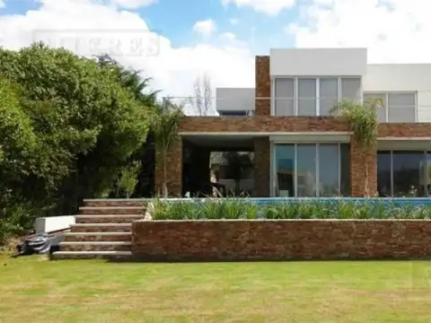 Casa en alquiler anual sobre lote al agua en Santa Barbara