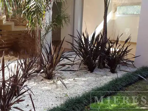 Casa en Alquiler con 4 cocheras