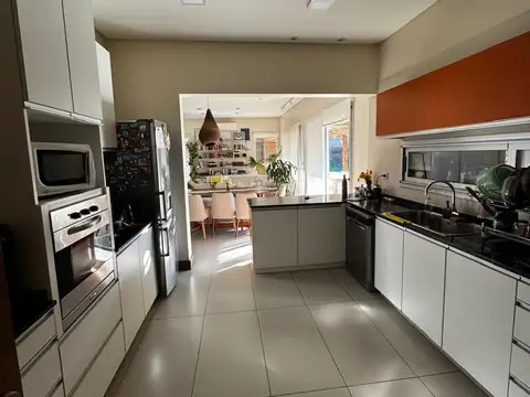 Casa en Alquiler con 2 cocheras