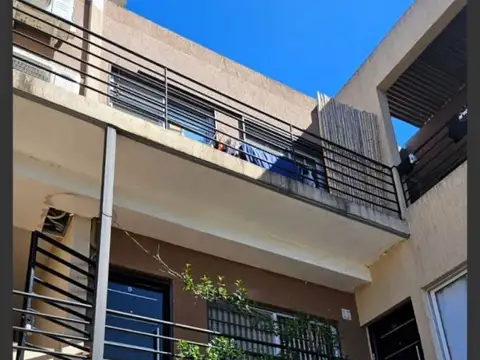 Hermoso DEPARTAMENTO DE 3 AMBIENTES en DUPLEX, 1 piso por escalera con cocina integrada y 2 baños.  CASTELAR NORTE. OPORTUNIDAD. SE ACEPTA VEHICULO EN PARTE DE PAGO.