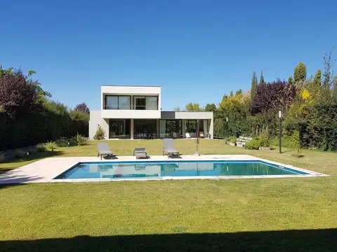 Casa 4 ambientes con 4 baños