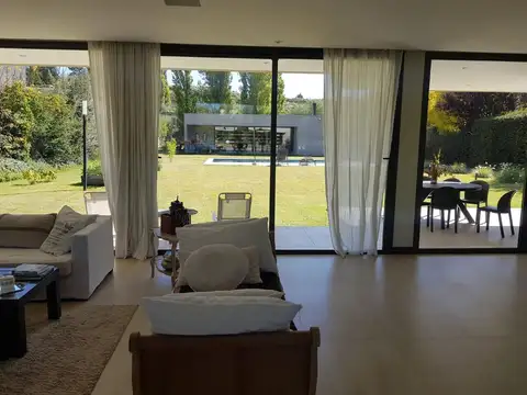 CASA EN VISTALBA COUNTRY - QUINCHO CERRADO- PILETA