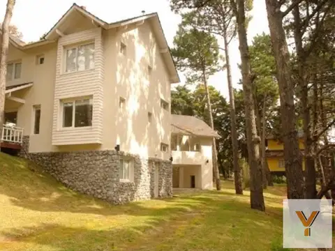 Casa en venta - 3 Dormitorios 4 Baños - Cariló