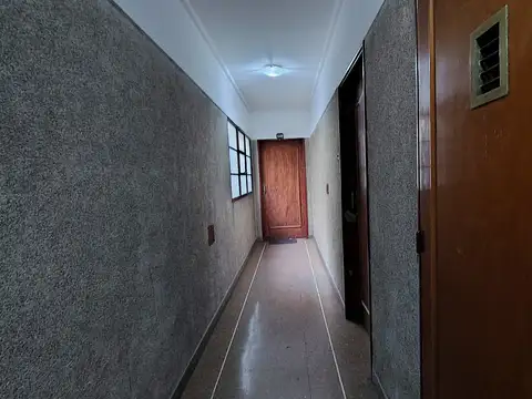 Amplio departamento 4 ambientes con dependencia, balcón corrido y vista abierta en Floresta