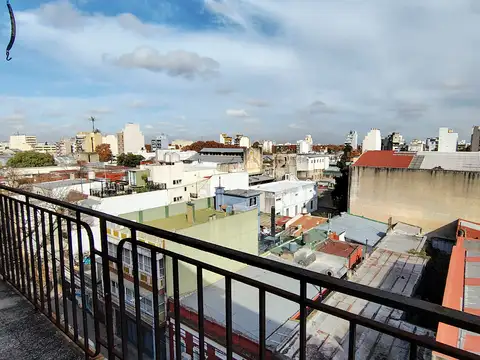 Amplio departamento 4 ambientes con dependencia, balcón corrido y vista abierta en Floresta