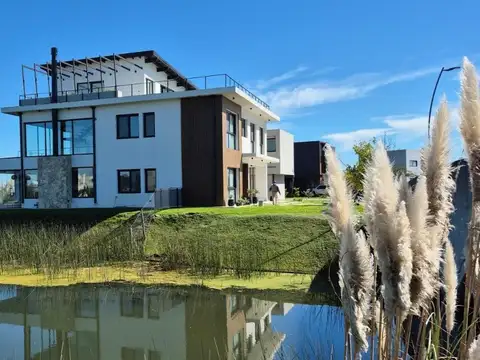 Casa 8 ambientes con 7 baños