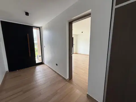 Casa en Alquiler con 6 cocheras