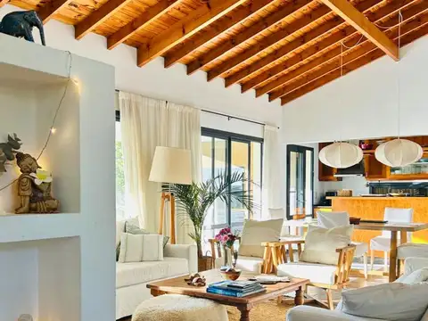 Casa en Alquiler con 1 cochera