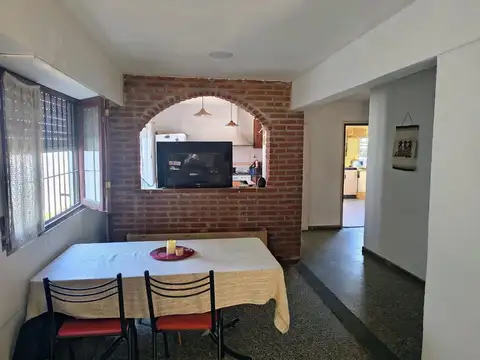 Casa 5 ambientes con 2 baños