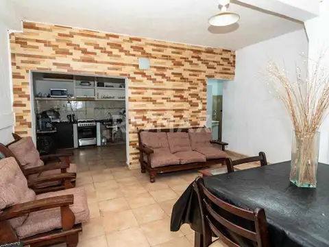 Casa 8 ambientes con 3 baños