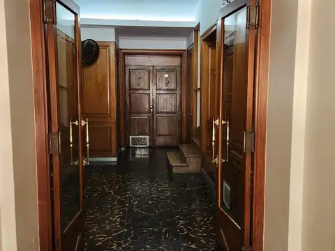 LARREA Y SARMIENTO. Monoambiente con cocina separada y baño completo. Luminoso.