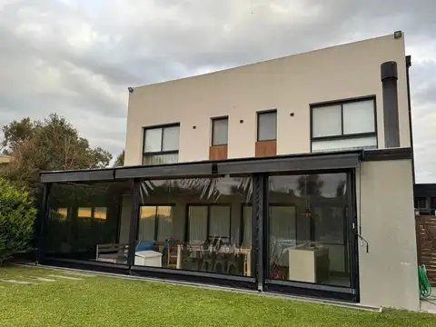 Casa en Alquiler con 4 cocheras