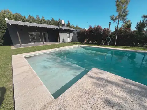 Quincho tipo monoambiente sobre 2 lotes, con galeria y piscina