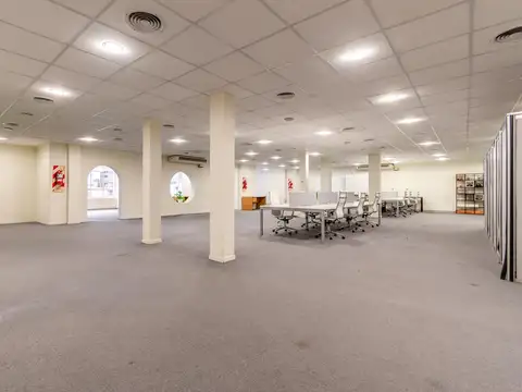 Imperdible oficina en venta y alquiler sobre la emblemática calle Florida en el centro de CABA.