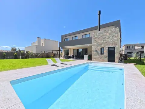 Venta - Casa - 5 Ambientes - Pileta - Barrio Nautico - Permuta
