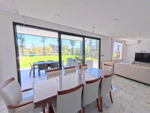 Casa en Venta con 2 cocheras