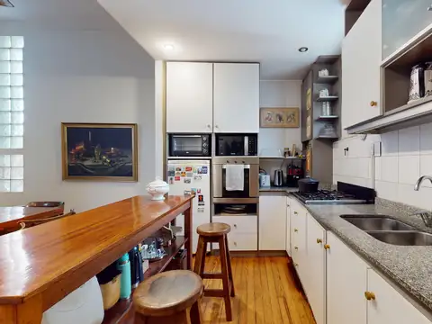 PH con entrada independiente y balcón a la calle