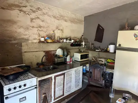SE VENDE PROPIEDAD 2 DEPTOS + GALPÓN AL FONDO