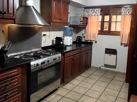 Excelente casa en venta de 5 ambientes, en dos plantas.