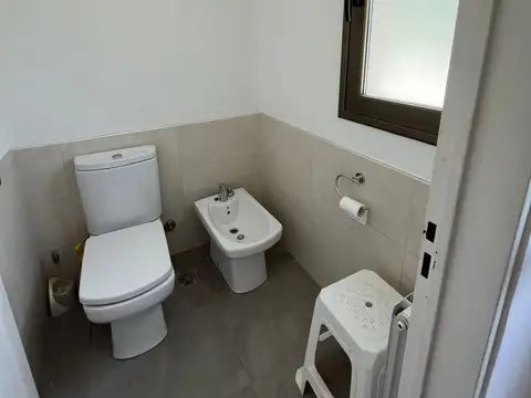 Casa en Alquiler con 4 cocheras