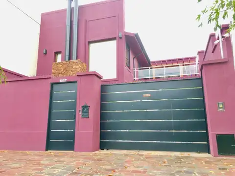 Amplia Casa minimalista 4 ambientes con jardín y piscina en venta - Ituzaingó